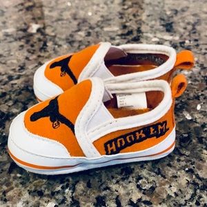 NWOT University of Texas baby shoes